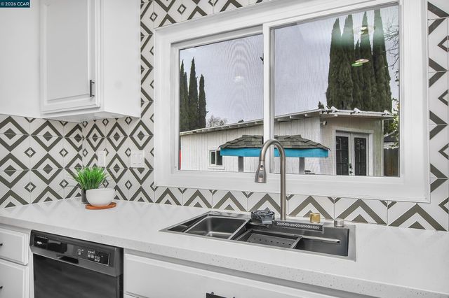 4126 Camelot Ct, Pittsburg, CA 94565