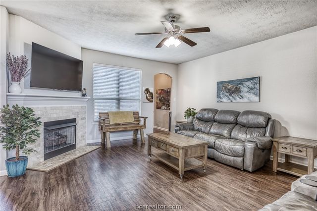 1827 Basin Trail, Brenham, TX 77833