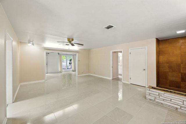 207 E Woodlake Dr., San Antonio, TX 78229