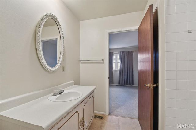 140 Burtonwood Drive, Ballwin, MO 63011