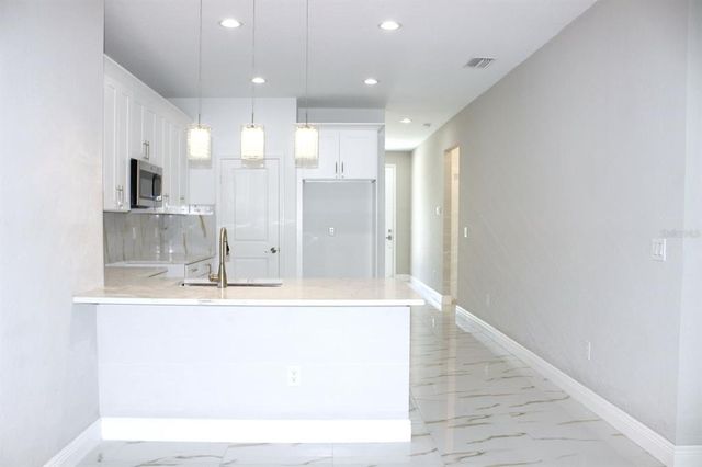 408 E HANLON STREET, Tampa, FL 33604