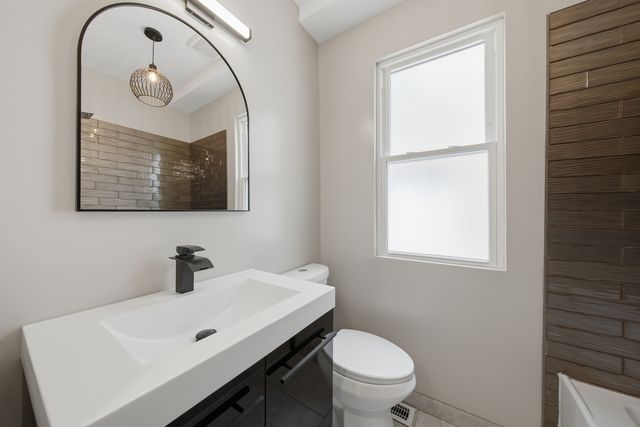 6828 S Champlain Avenue, Chicago, IL 60637