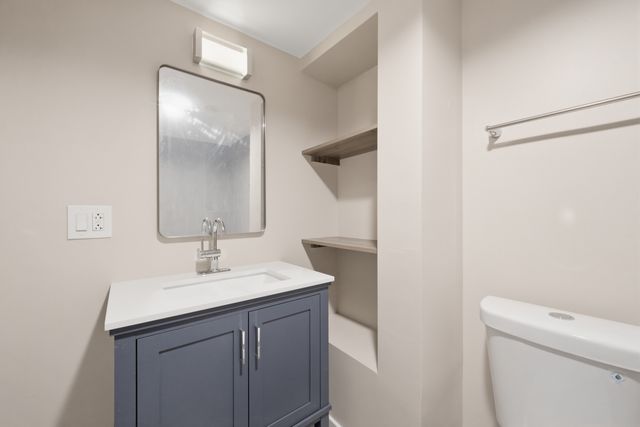 6828 S Champlain Avenue, Chicago, IL 60637