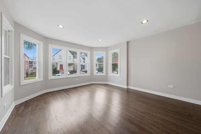 6828 S Champlain Avenue, Chicago, IL 60637