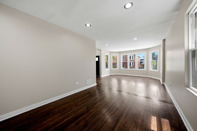 6828 S Champlain Avenue, Chicago, IL 60637