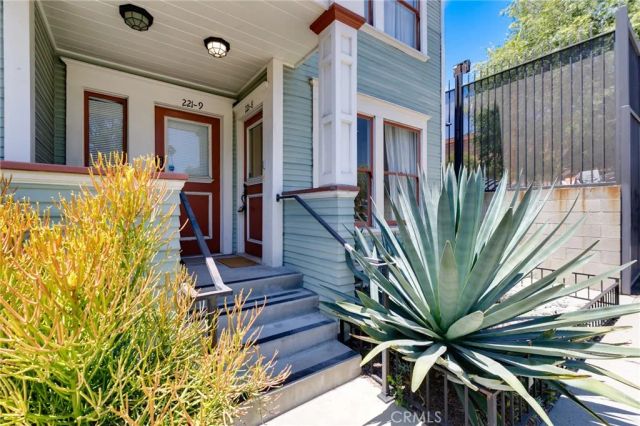 221 N Raymond 8, Pasadena, CA 91103