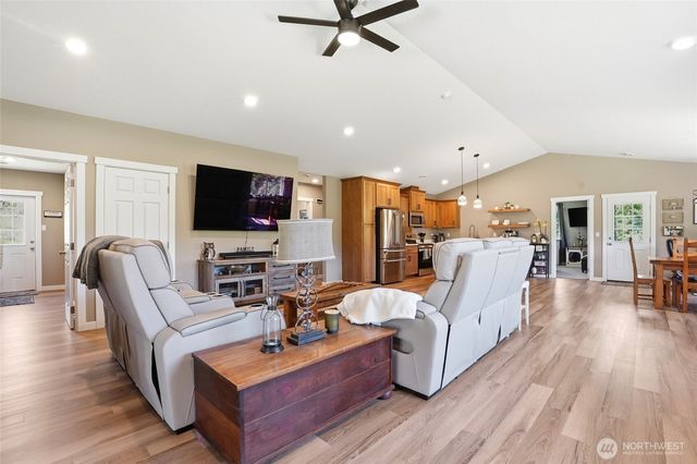 200 Red Hawk Drive, Castle Rock, WA 98611