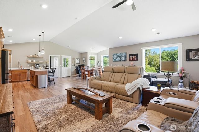 200 Red Hawk Drive, Castle Rock, WA 98611