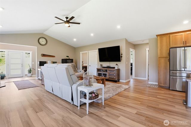 200 Red Hawk Drive, Castle Rock, WA 98611