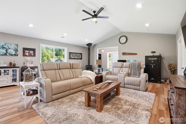 200 Red Hawk Drive, Castle Rock, WA 98611