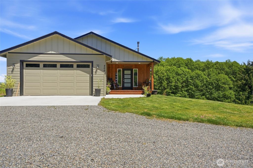 200 Red Hawk Drive, Castle Rock, WA 98611
