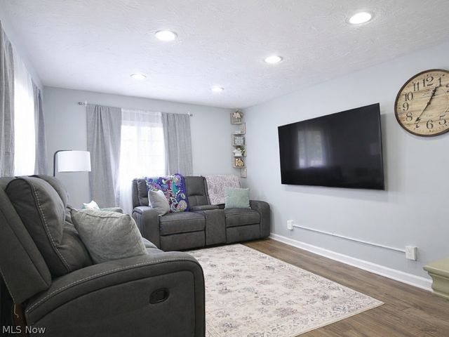 33850 Beachpark Drive, Eastlake, OH 44095