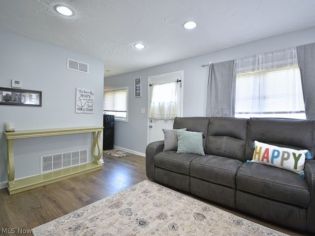 33850 Beachpark Drive, Eastlake, OH 44095