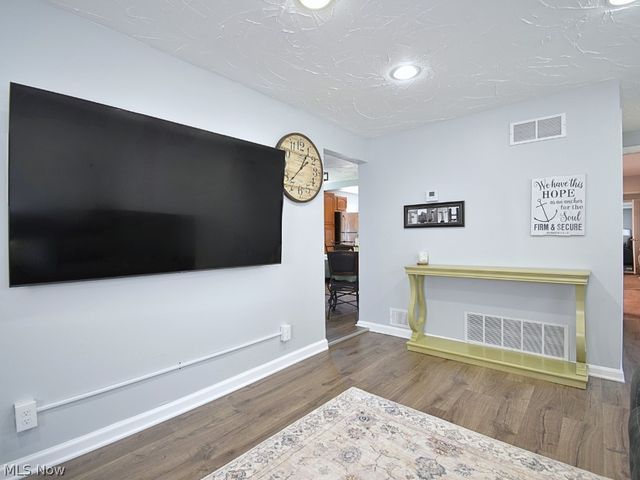 33850 Beachpark Drive, Eastlake, OH 44095