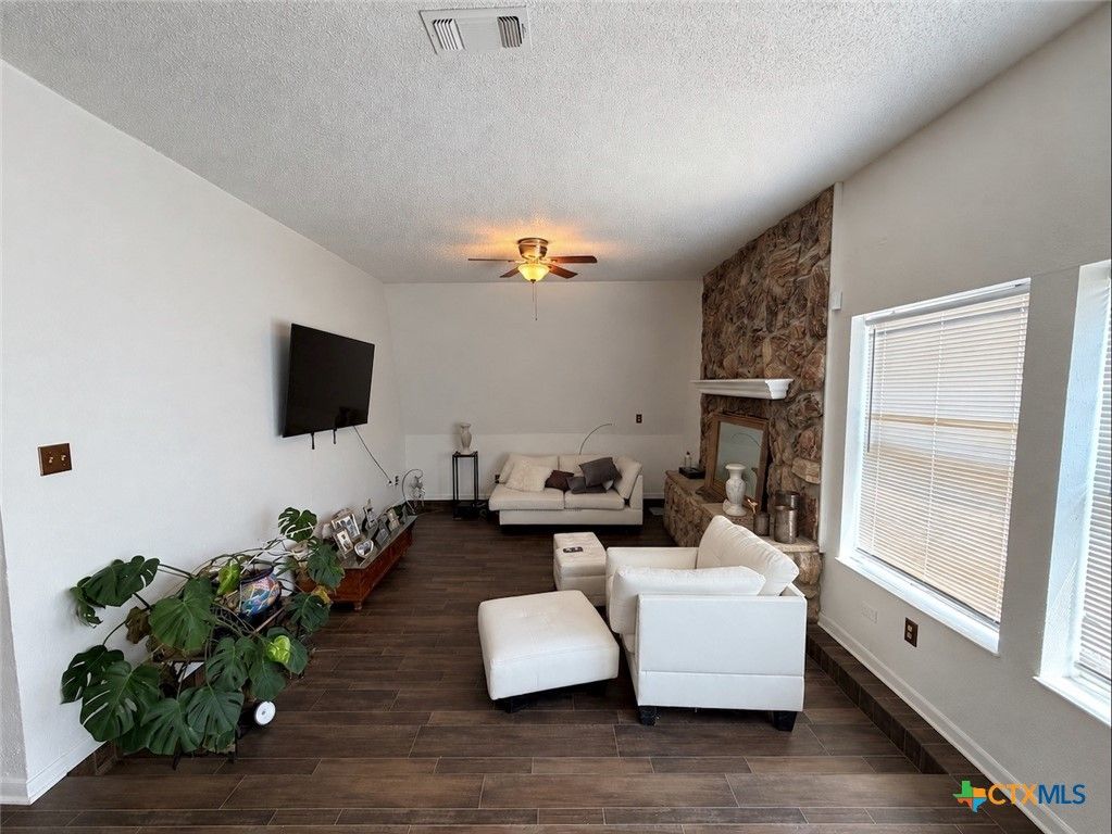 Image 3 of property listing at 903 Davie Lee Drive, Copperas Cove, TX 76522