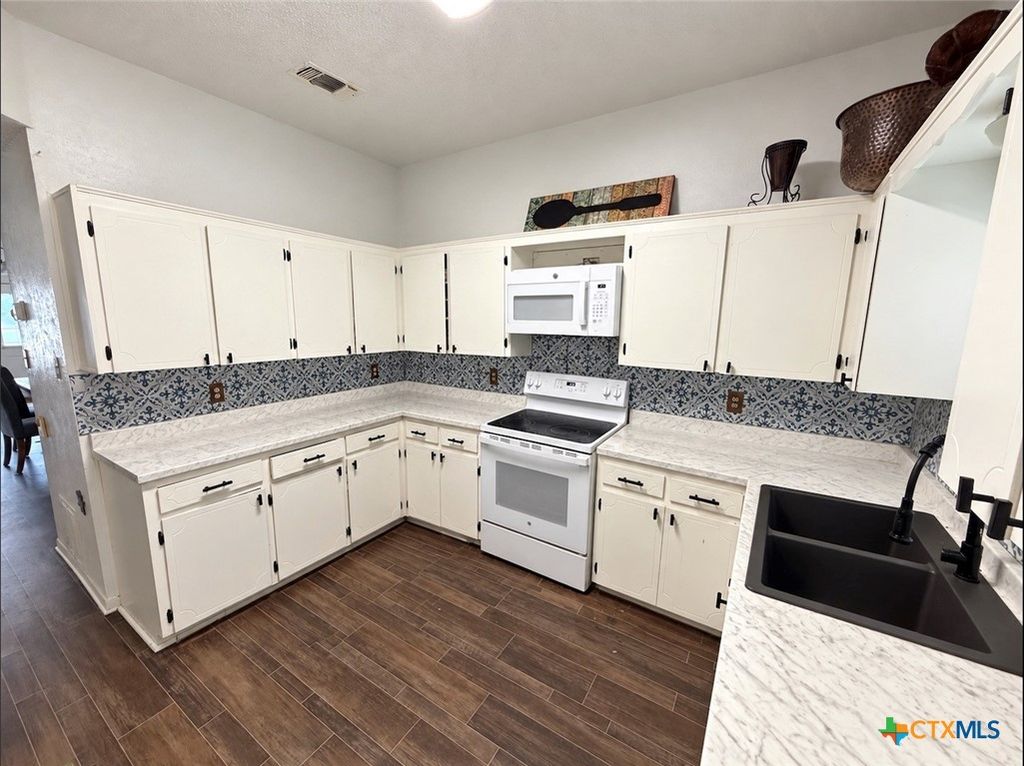 Image 4 of property listing at 903 Davie Lee Drive, Copperas Cove, TX 76522