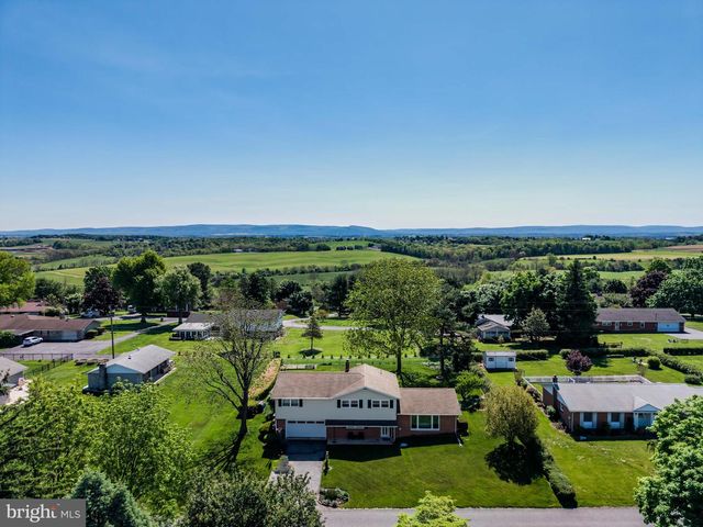 17 KENSINGTON DRIVE, Chambersburg, PA 17201