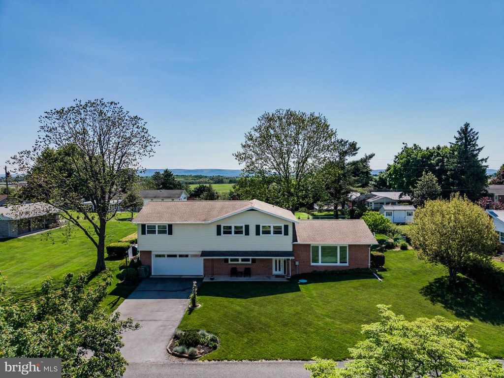 17 KENSINGTON DRIVE, Chambersburg, PA 17201