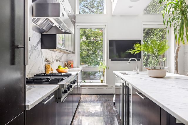 262 W 25TH Street, New York City, NY 10001