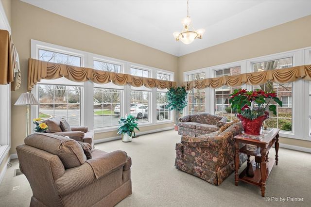 605 BARRINGTON Avenue 222, East Dundee, IL 60118