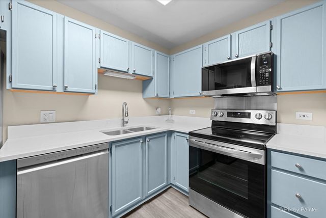 605 BARRINGTON Avenue 222, East Dundee, IL 60118