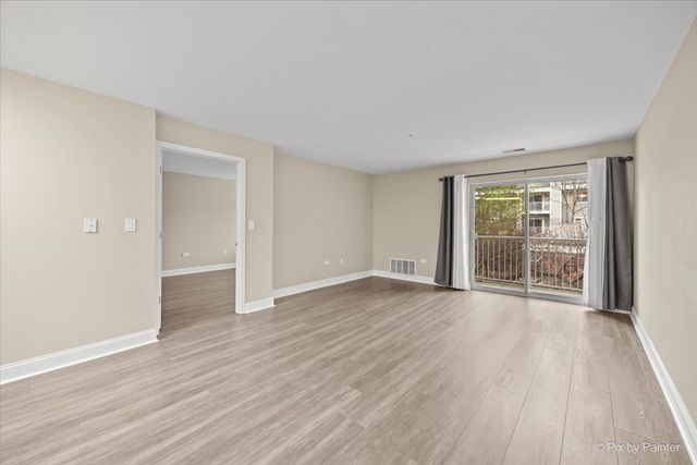 605 BARRINGTON Avenue 222, East Dundee, IL 60118