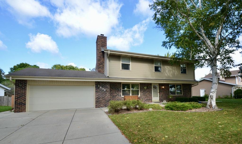 802 S Comanche LANE, Waukesha, WI 53188