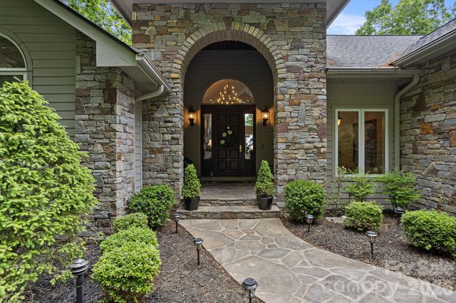 209 Pineholt Lane, Flat Rock, NC 28731