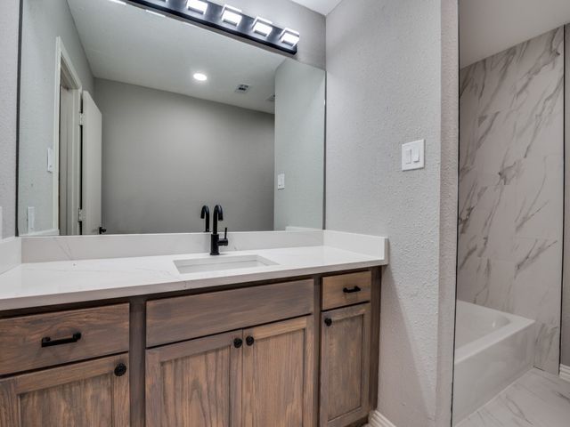 1044 Peach Lane, Desoto, TX 75115