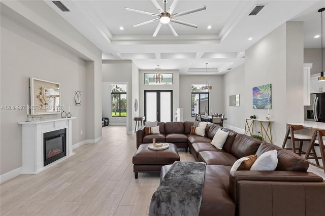 360 13th St SW, Naples, FL 34117