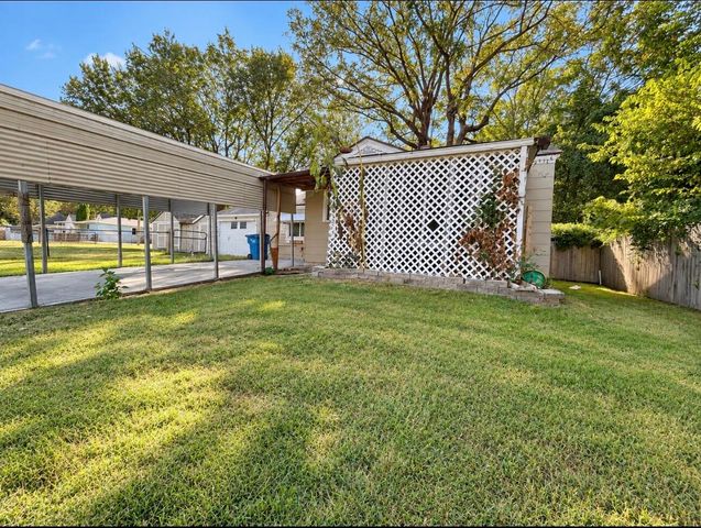 2209 N Main Avenue, Springfield, MO 65803