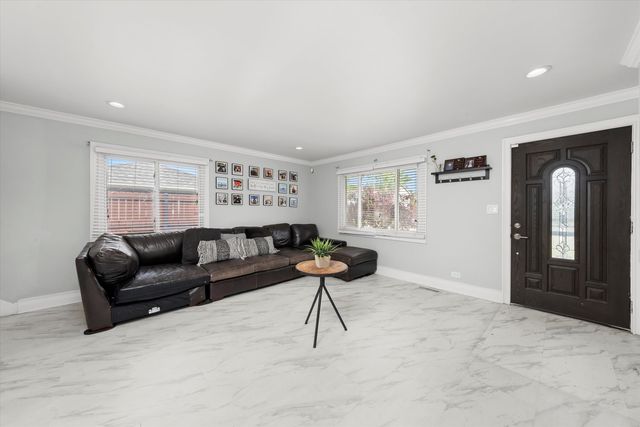 6315 W 83rd Place, Burbank, IL 60459