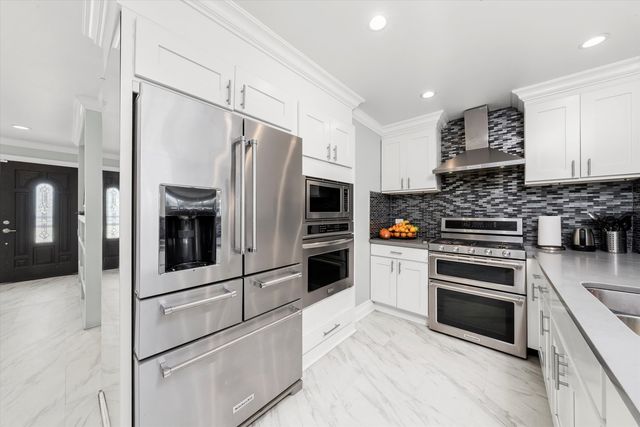 6315 W 83rd Place, Burbank, IL 60459