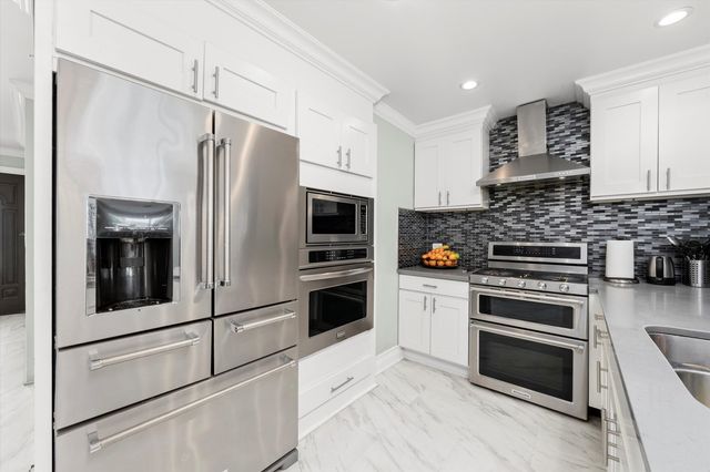 6315 W 83rd Place, Burbank, IL 60459