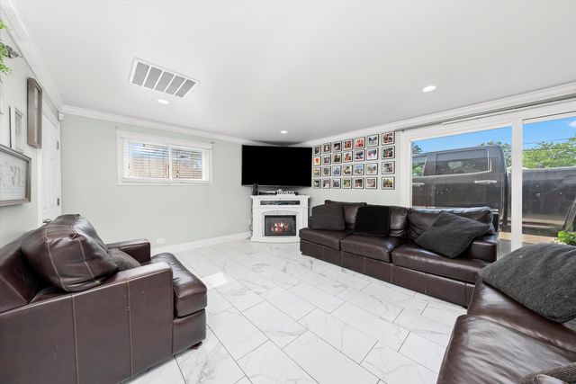 6315 W 83rd Place, Burbank, IL 60459