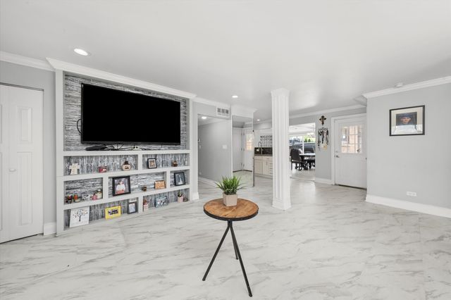 6315 W 83rd Place, Burbank, IL 60459