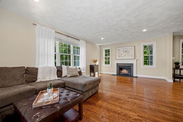44 Ashwood Ave, Wilmington, MA 01887