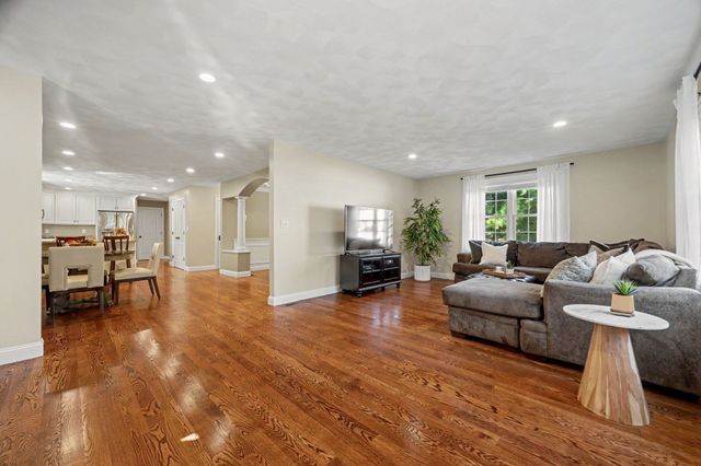 44 Ashwood Ave, Wilmington, MA 01887