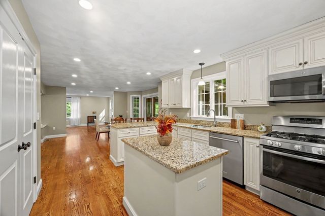 44 Ashwood Ave, Wilmington, MA 01887