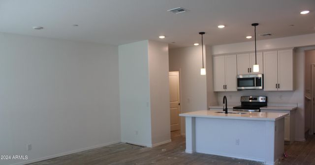 2628 S VOYAGER Drive 106, Gilbert, AZ 85295