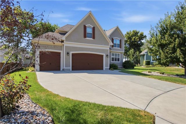 11454 S Lakecrest Drive, Olathe, KS 66061