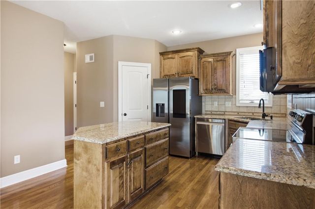 11454 S Lakecrest Drive, Olathe, KS 66061