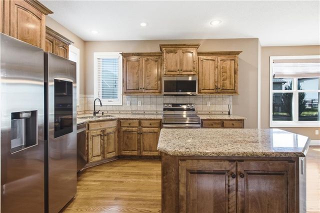 11454 S Lakecrest Drive, Olathe, KS 66061
