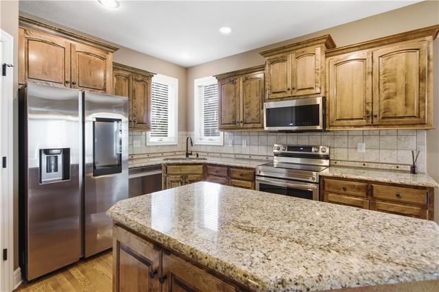 11454 S Lakecrest Drive, Olathe, KS 66061