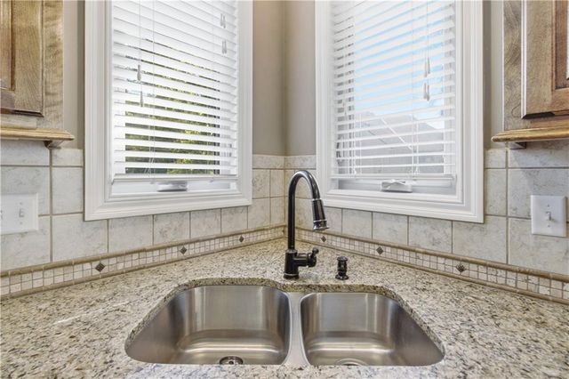 11454 S Lakecrest Drive, Olathe, KS 66061
