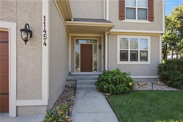 11454 S Lakecrest Drive, Olathe, KS 66061