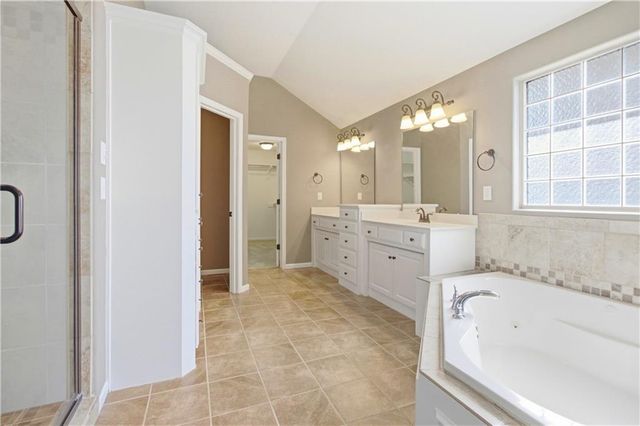 11454 S Lakecrest Drive, Olathe, KS 66061