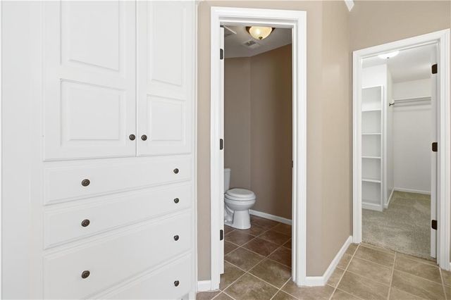 11454 S Lakecrest Drive, Olathe, KS 66061