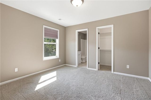 11454 S Lakecrest Drive, Olathe, KS 66061