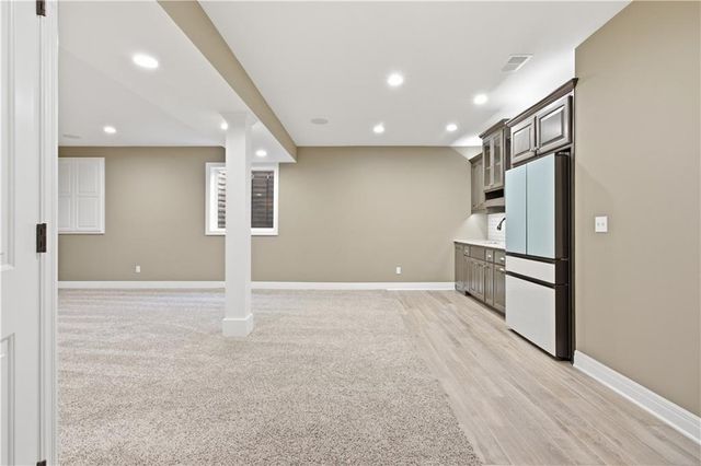 11454 S Lakecrest Drive, Olathe, KS 66061
